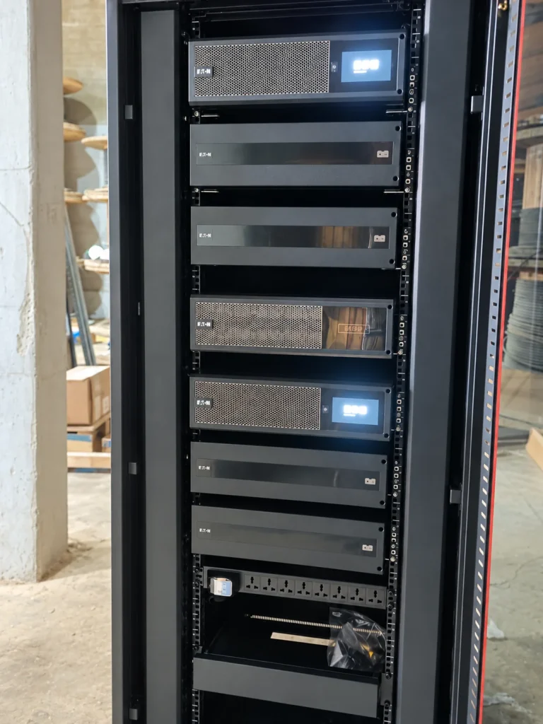 Vista frontal de un rack UPS instalado