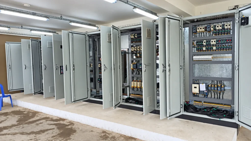 Gabinetes abiertos de control y distribución industrial