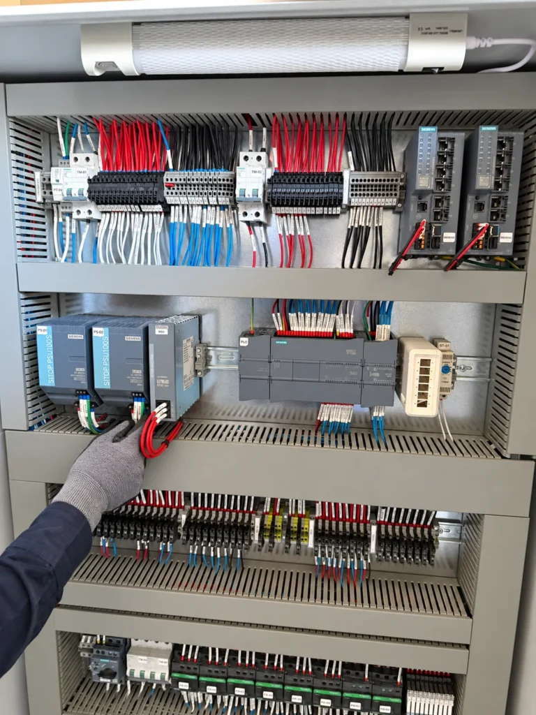 Módulos PLC y cableado dentro de un gabinete de control