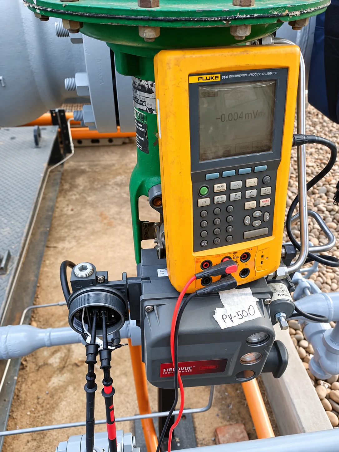 Valve calibration with a connected field calibrator